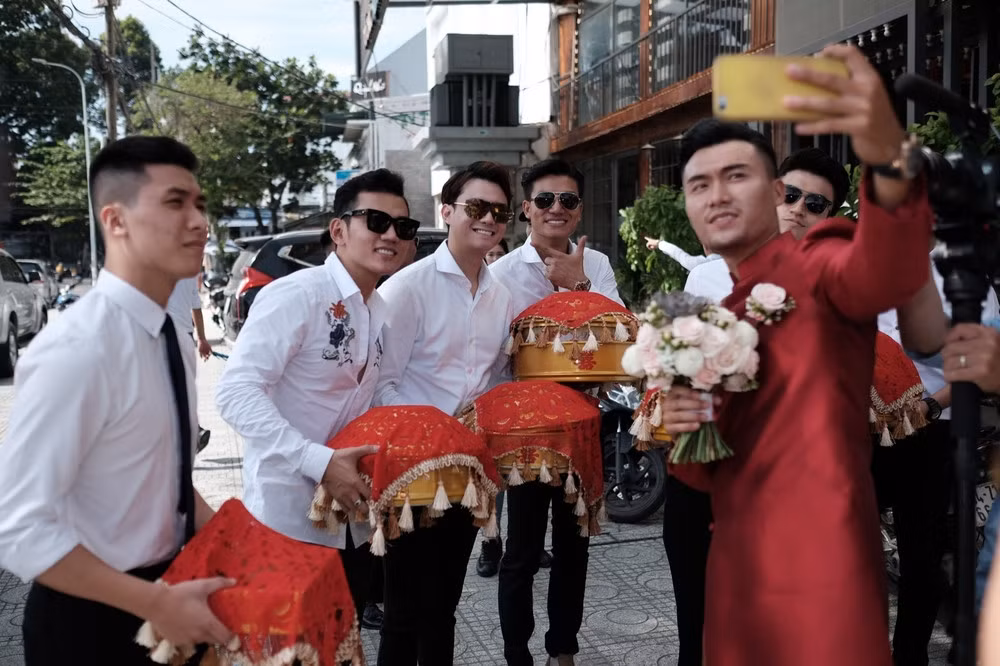 Trong đám cưới của Xuân Phúc, chàng diễn viên nổi bật với áo dài màu đỏ bảnh trai cùng dàn bê tráp cực điển trai.