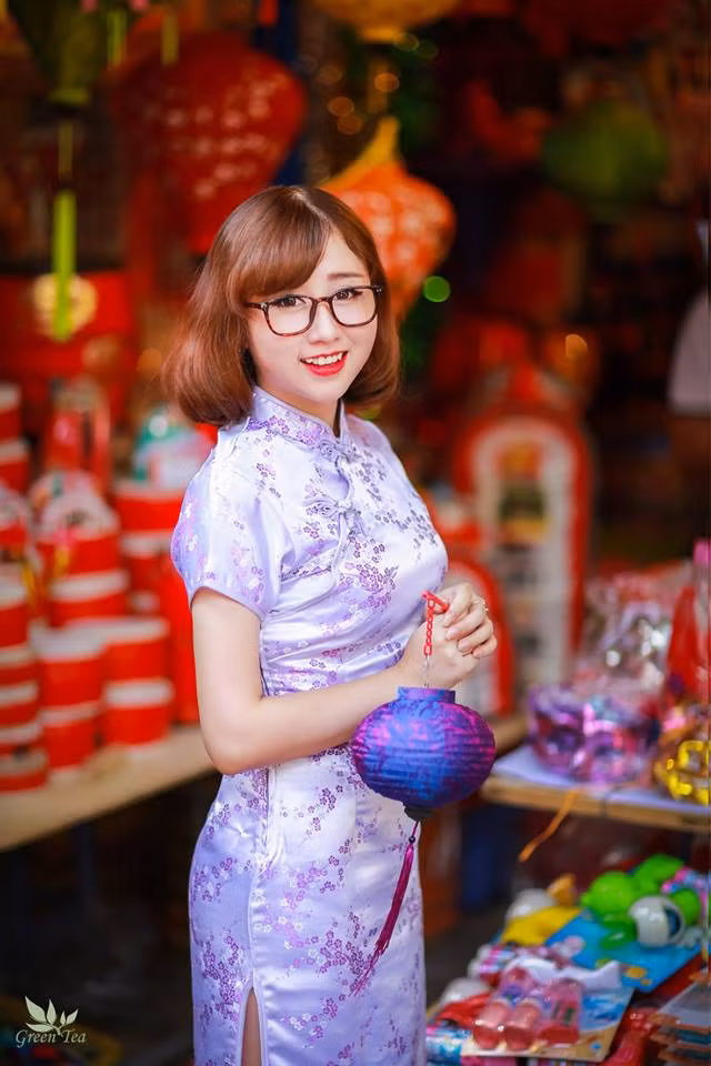  Hoa khôi trường Dược - Phạm Thị Duyên được chú ý đến nhiều bởi nhan sắc xinh đẹp với thân hình gọn gàng, khuôn mặt ưa nhìn, nước da trắng mịn màng đặc biệt điểm nhấn là chiếc răng khểnh dễ thương.