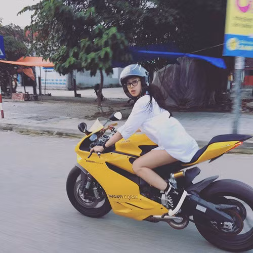 Nghĩ đến việc chạy moto phân khối lớn, nhiều bạn trẻ nghĩ ngay đến các soái ca, cao ráo, ăn mặc bụi bặm, chất lừ cực men-ly. Nhưng ít ai biết rằng, các bạn nữ cũng khiến không ít người phải say đắm khi vừa xinh đẹp, thể hiện cá tính khi cưỡi "quái thú" chạy trên phố. Mới đây nhất như cô bạn Nguyễn Thị Hoài Thương người Huế.