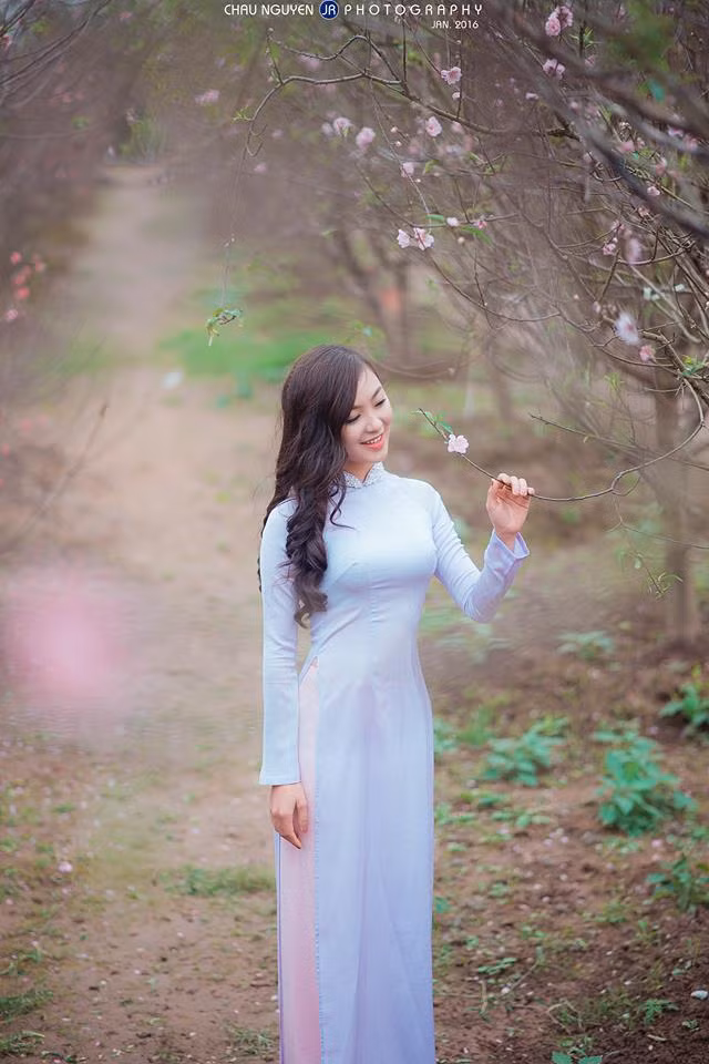 Sắc đẹp của Trang Kelly hòa nhập với sắc hoa đầu nở sớm.