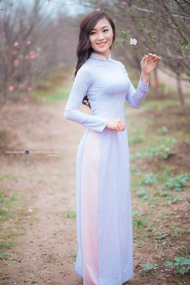 Chia sẻ về bộ ảnh của mình, Trang cho rằng tết đến xuân sang hoa đua nở, người người nhà nhà tươi vui. Cô bạn này cũng hy vọng sau 1 năm lao động vất vả thì tất cả mọi người đều thu được thành quả như ý và luôn nở nụ cười trên môi.