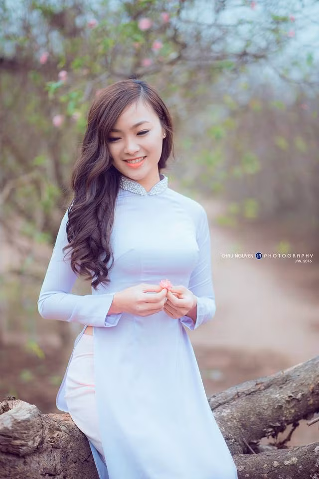 Bằng sắc đẹp của mình, Trang Kelly được đánh giá là một hot girl trường Kinh doanh và Công nghệ.