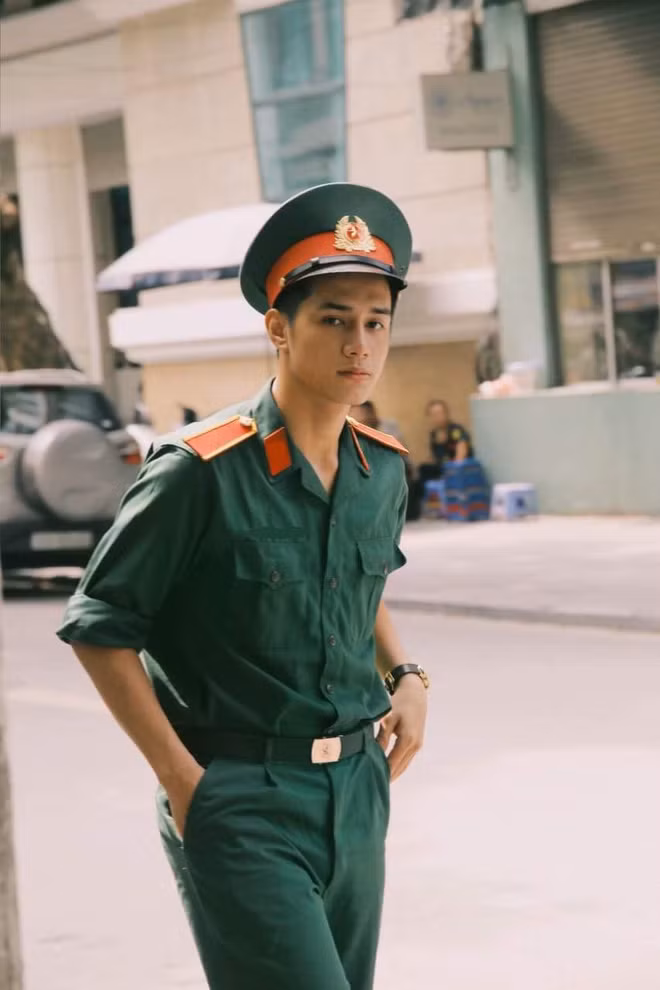 Chưa hết, chàng nam sinh Học viện Quân y Hà Nội còn sở hữu chiều cao chuẩn 1m71. Với chiều cao này, nhiều chị em tiếc nuối rằng tại sao không đi làm người mẫu thì phí quá.