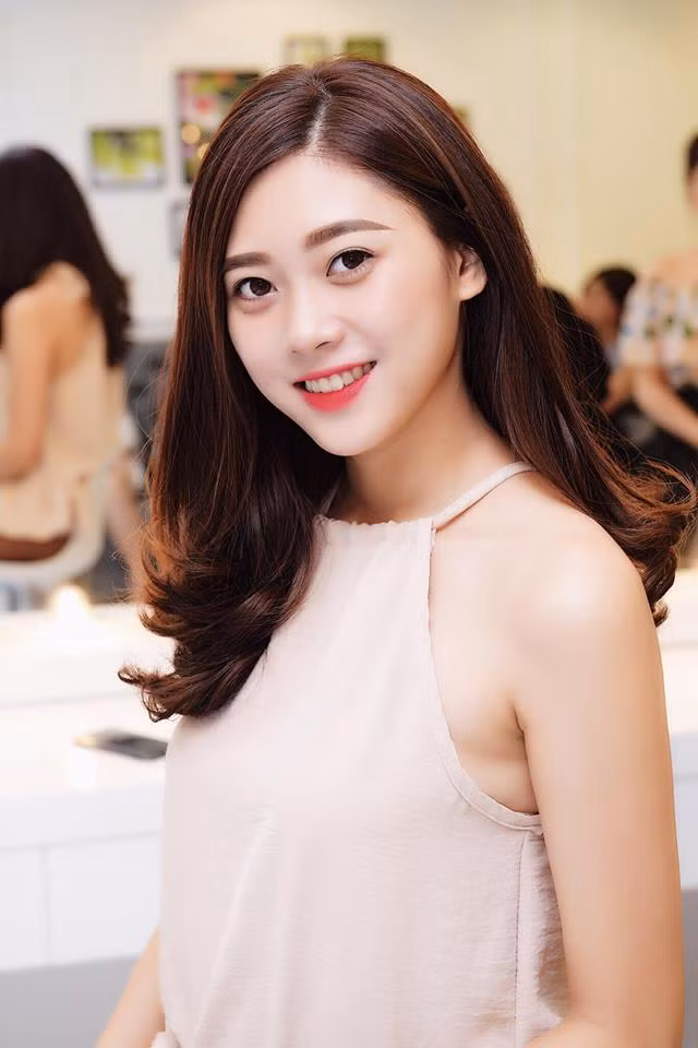 Huyền Trang sở hữu vẻ đẹp dịu dàng, nữ tính cùng với một thân hình đầy gợi cảm. Cũng chính bởi vậy, cô người mẫu ảnh này nhanh chóng nổi tiếng với những bộ ảnh thời trang đa phong cách.