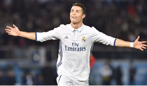 Xong tương lai Ronaldo: Tờ AS đưa tin, Cristiano Ronaldo đã quyết ở lại Real Madrid. Trước những lời khuyên của toàn đội Real Madrid, cầu thủ 32 tuổi đã quyết định ở lại với sân Bernabeu. Ronaldo cảm thấy háo hức với các hoạt động chuyển nhượng của Real trong khi trong kế hoạch của CLB cho mùa giải 2017/18, Ronaldo vẫn là trọng tâm. Ảnh: AS