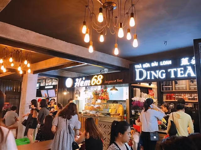 Ngoài việc rộng rãi thoải mái thì lối trang trí ở Zone 87 bắt nhịp khá tốt với xu hướng mới của giới trẻ. Theo kì vọng, chính nơi đây sẽ là nơi để các bạn trẻ "nạp năng lượng" trò chuyện và nghỉ ngơi sau thời gian shopping mệt xỉu.
