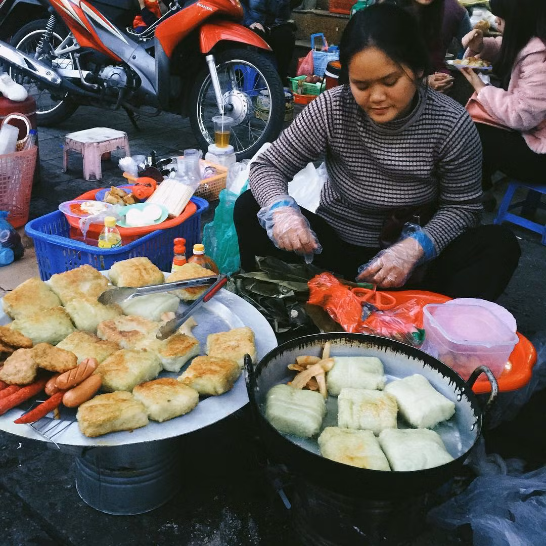 Không chỉ là một thức quà sáng, món bánh chưng rán còn là món được nhiều bạn trẻ săn lùng vào giờ chiều sau khi tan khỏi lớp học.
