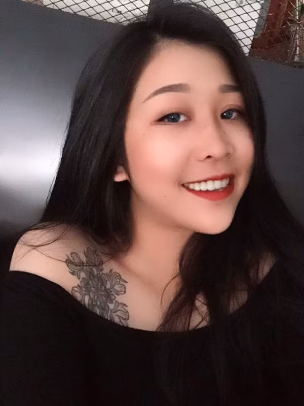 Cũng giống như những cô nàng "núng nính" khác, Minh Hiếu trở thành tâm điểm chú ý của những lời chọc ghẹo, bàn tán mỗi lần xuất hiện. Đáng lo ngại hơn, 9X Tây Nguyên này đã từng bi quan đến mức chỉ muốn tự tử.