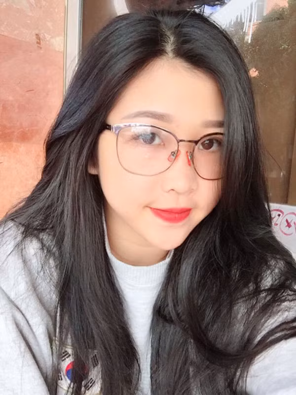 Minh Hiếu nói thêm lúc mới nhập học vì bị trêu chọc, cô bạn đã khóc rất nhiều vì không mặc vừa đồng phục và ai cũng gọi là heo nái. Nặng nề hơn là một số bạn trong lớp còn kì thị nữ sinh sinh năm 1998 này. Lúc đó, giữa một tập thể lớp, Hiếu thấy cô đơn và cảm giác như cả thế giới chống lại mình sau đó đã túng quẫn nghĩ liều.