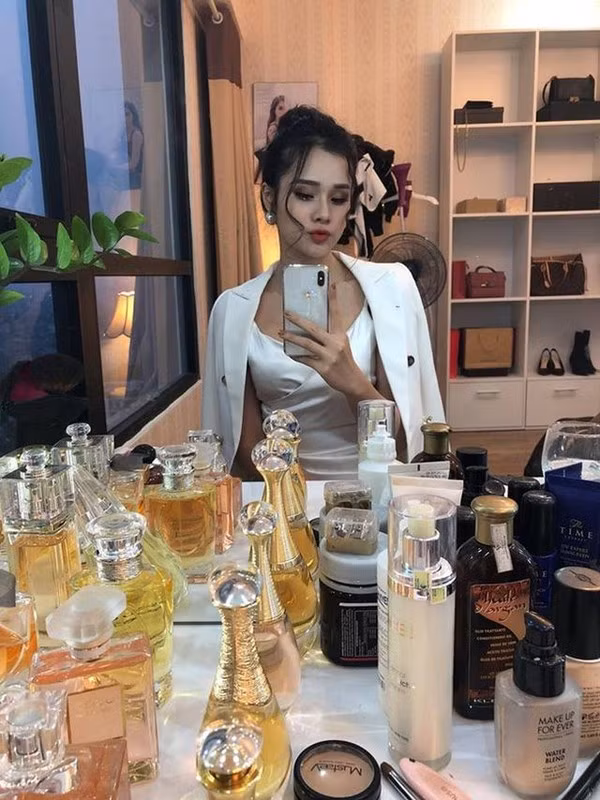 Hồi cuối năm 2018, dân mạng ồn ào khi khui ra cầu thủ Trọng Địa đang có mối quan hệ tình cảm với Nguyễn Thị Huyền Trang - top 5 Hoa hậu Đại dương 2017, Á hoàng trang sức Việt Nam 2015.