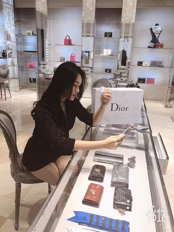 Mới đây, Huyền Trang gây chú ý khi xuất hiện tại vòng sơ khảo cuộc thi Hoa hậu Bản sắc Việt. Người đẹp sinh năm 1996 cho biết, bạn trai và gia đình không ủng hộ cô thi Hoa hậu Bản sắc Việt toàn cầu 2019 vì sợ điều tiếng, thị phi.
