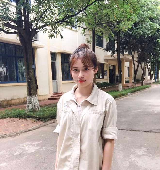 Danh tính của nữ công nhân xinh như hot girl đó là Nguyễn Bảo Thoa, 22 tuổi, quê Bắc Ninh.