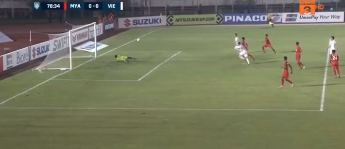 Tuy nhiên, trọng tài biên đã căng cờ báo việt và bàn thắng không được công nhận. Tình huống quay chậm cho thấy Văn Toàn không hề đứng dưới hậu vệ Myanmar thời điểm Quang Hải tung cú sút.