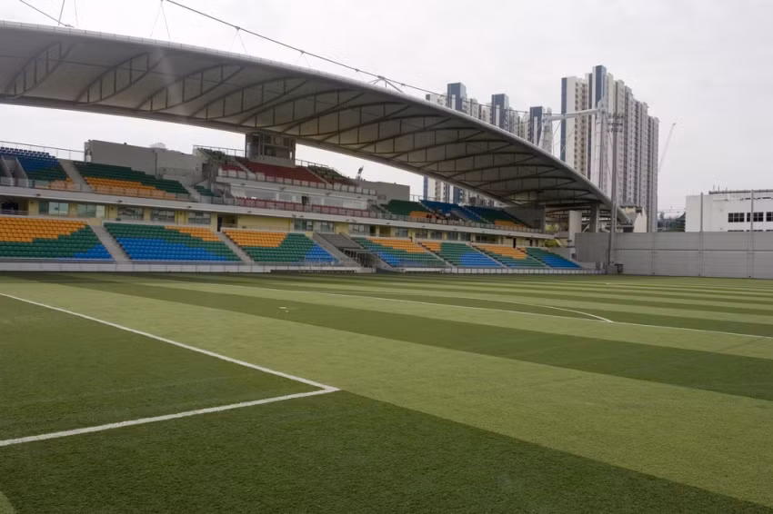 Sân Jalan Besar có sức chứa 8000 khán giả. So với các sân vận động khác trong khu vực Đông Nam Á thì sân Jalan Besar có sức chứa quá ít ỏi.