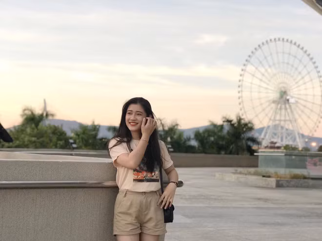 Hiện tại, ngoài việc học ở trường, vào các buổi tối, Hồng Nga còn tranh thủ đi làm thêm ở một nhà hàng để vừa tích lũy kinh nghiệm trong cách phục vụ, giao tiếp với khách hàng.