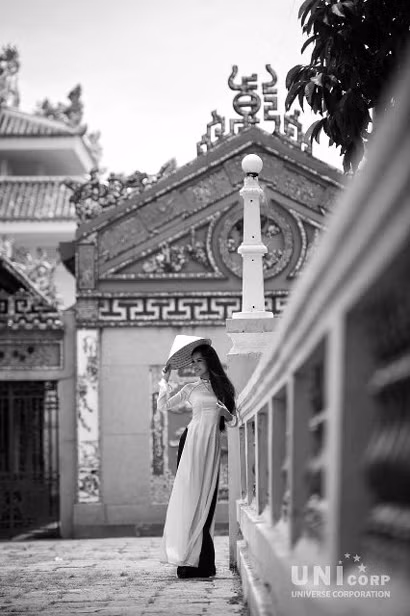 Ngoài ra, khuôn viên bên cạnh còn có Viện Bảo tàng Lịch Sử Việt Nam, cũng là địa điểm chụp ảnh áo dài ở TP HCM rất lý tưởng.