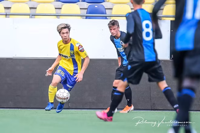 Cụ thể, tờ Voetbal Belgie viết: "Những ai không cố gắng trong các buổi tập không xứng đáng có tên trong đội hình. Vấn đề không phải bạn có khả năng làm gì mà vấn đề nằm ở chỗ bạn thể hiện ra sao...