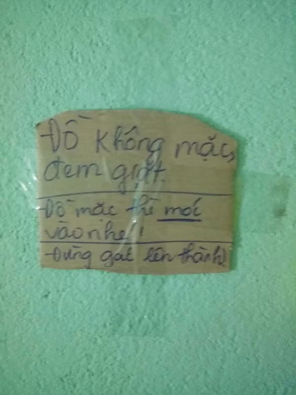 Họ sử dụng những tấm bìa carton cũ, cắt thành từng mảnh nhỏ và ghi rõ các quy tắc chi tiết về cách sử dụng, giữ gìn vệ sinh chỗ ở, nấu ăn, cất giữ đồ dùng cá nhân,...
