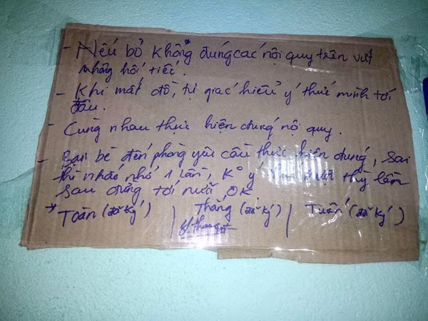 Sau khi bảng nội quy phòng trọ của 3 nam sinh này được đăng tải trên mạng xã hội đã nhanh chóng nhận về hàng nghìn lượt bày tỏ cảm xúc và bình luận.
