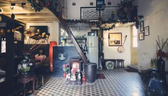 Hà Nội House do một nhóm bạn trẻ mê văn hóa và kinh doanh mở ra. Họ lấy quán café là nơi thể hiện đam mê lẫn sở thích của mình. Chính vì vậy, nơi đây có phong cách rất trẻ trung, tinh nghịch cho dù những vật trang trí trong quán mang màu sắc hoài cổ, trầm mặc.