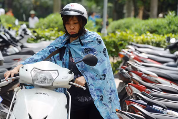 Ngụy trang kiểu áo choàng "công chúa" để bảo vệ làn da cho ngày hè nắng nóng.