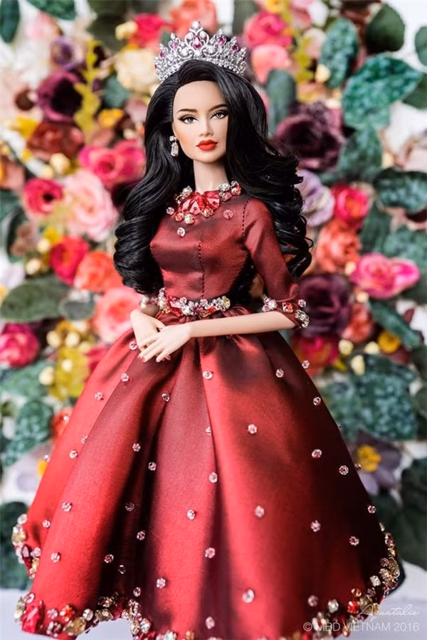 Không chỉ trang phục, tạo hình của cô búp bê mang tên Đặng Thùy Nam có nhiều nét tương đồng với Phạm Hương.