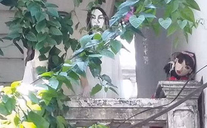 Dáng rất điệu nhưng nhìn một con ma-nơ-canh cụt cả hai tay, đầu trọc lóc, trắng toát và gương mặt nhìn hơi rùng rợn thì người bình tĩnh nhất chắc chắn cũng phải hoảng hốt.