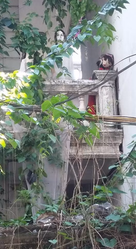 Từ những khe cửa, hành lang, đến cửa ra vào đều có những đầu ma-nơ-canh nhìn xuống trông rất kinh dị.