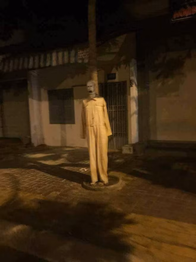 Trên mạng xã hội, một thành viên chia sẻ lần giật mình khi gặp ma-nơ-canh đứng ngoài đường rằng: "Chuyện là thế này, mình và thằng bạn chí cốt làm nhà hàng, trời mưa nên đi về nhà khá lâu. 11 giờ tan làm nhưng 12 giờ mới về đến nhà. Đang loanh quanh đi đường vào hẻm thì thấy thế này đây. Thằng bạn mình mất hồn luôn".