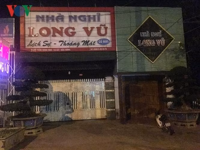 Phía đối diện là nhà nghỉ Long Vũ, thuộc sở hữu của gia đình “Phượng râu” cũng đã “cửa đóng then cài” sau khi vụ vận chuyển gỗ lậu của ông chủ bị bắt giữ. (ảnh: Quốc Học - Tuấn Long)