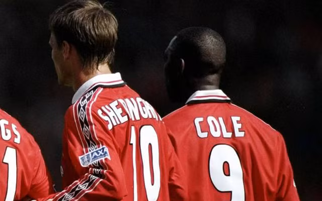 Thời hoàng kim của Man United cũng không kém phần sóng gió khi nổ ra những cuộc ganh đua nổi tiếng giữa các ngôi sao. Đó là sự ganh đua của Teddy Sheringham và Andrew Cole. NHM hiếm khi thấy HLV Ferguson sử dụng cả Sheringham và Cole cùng một thời điểm trong một trận đấu. Đó là lý do vì sao mà NHM đặt câu hỏi về mối quan hệ giữa hai cầu thủ này.