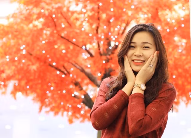 Cô chủ quán có tên là Trà My, hiện đang theo nghề kinh doanh hàng ăn và thời trang tại Hà Nội.