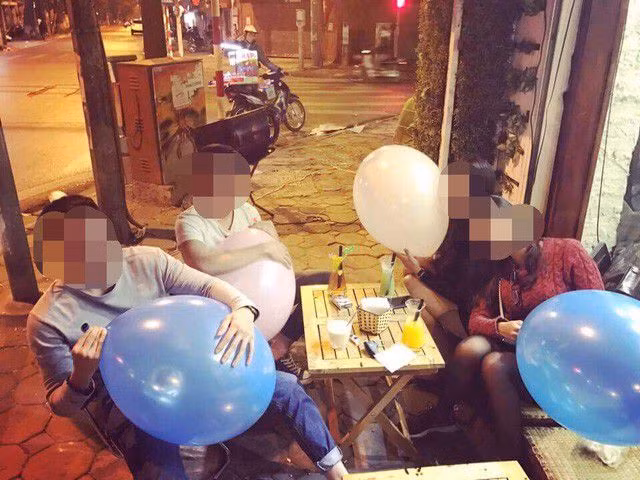 Dù biết được tác hại của bóng cười nhưng nhiều bạn trẻ ngày nay ngoài việc ra ngoài các quán cafe để hút, thì họ còn sẵn sàng bỏ ra số tiền vài triệu đồng để mua bóng cười về nhà.