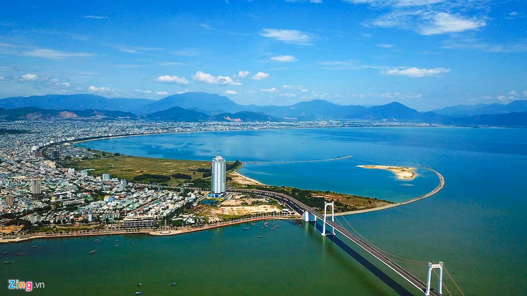 Dự án The Sunrise Bay (nằm trong khu đô thị Đa Phước, đường Nguyễn Tất Thành, quận Hải Châu, TP Đà Nẵng) từng được lãnh đạo Đà Nẵng ví như vầng trăng khuyết nằm ở khu đất "vàng".