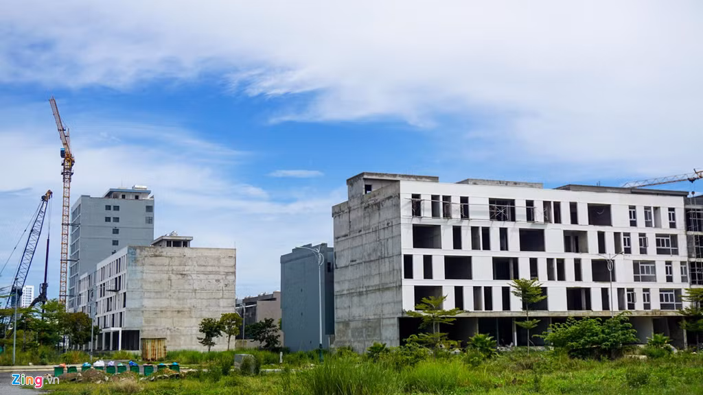 Nhiều khách hàng cho biết lúc đó họ tin vào chủ đầu tư và Vũ "Nhôm" nên mới đặt cọc mua nhà. "Chúng tôi không ngờ khi triển khai dự án này, chủ đầu tư lại có những sai phạm đến mức cơ quan Trung ương phải vào cuộc", một khách hàng nói.