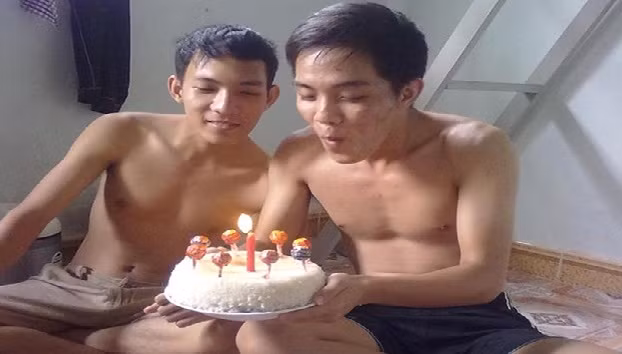 Khi không có điều kiện để mua bánh gato chúc mừng sinh nhật bạn cùng phòng, sinh viên Việt nghĩ ra cách dùng cháy cơm và thắp nến để cùng nhau chung vui.
