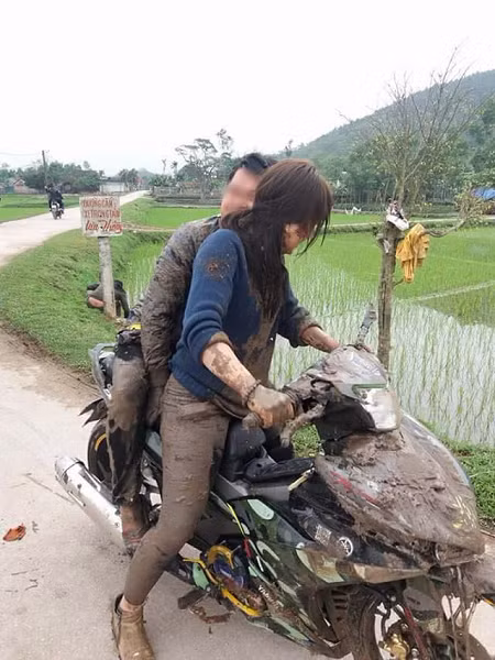 Đi du xuân trong tình trạng có hơi men, chàng trai đã đưa bạn gái mình xuống ruộng bằng pha tổ lái.