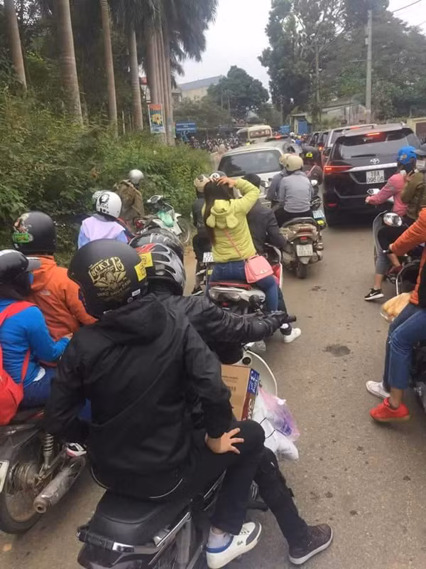 Một vài người dân bản địa cho hay, họ chưa bao giờ chứng kiến cảnh ách tắc trầm trọng này trong suốt nhiều năm qua.