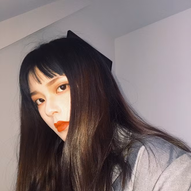 Vẻ đẹp sắc sảo của cô nàng stylist kiêm người mẫu Yoi khiến bất cứ ai cũng phải dừng lại ngắm nhìn.