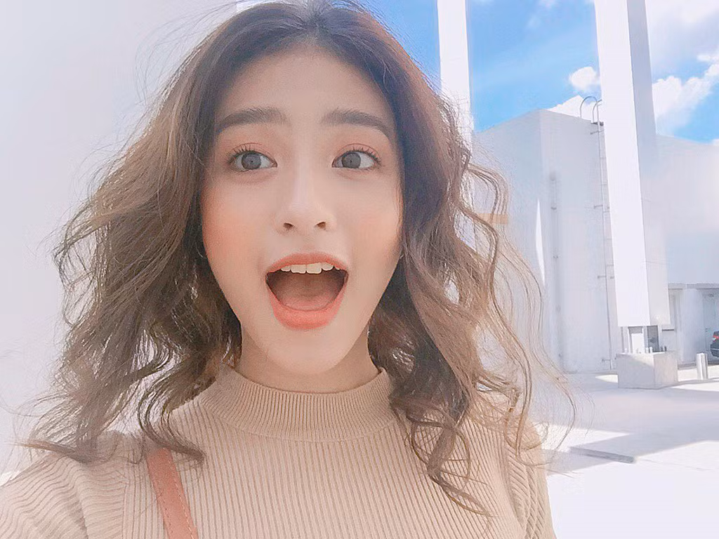 Dương Minh Ngọc (22 tuổi) sinh ra tại Hà Nội, nhưng hiện sinh sống và làm việc ở TP HCM. Cô nàng này có gout thời trang phóng khoáng, nổi bật.