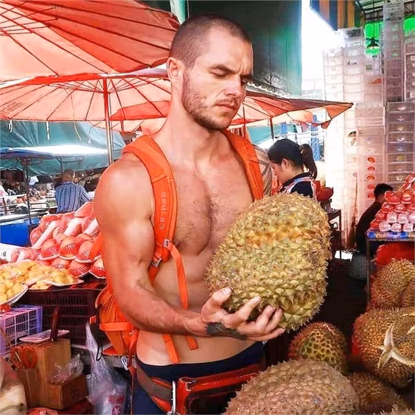 Những chàng trai đến từ Sri Lanka, Thái Lan, Malaysia được gắn thẻ địa điểm trên mỗi bài đăng cùng trái sầu riêng, có vẻ như họ cố tình công khai mình đến từ đâu.