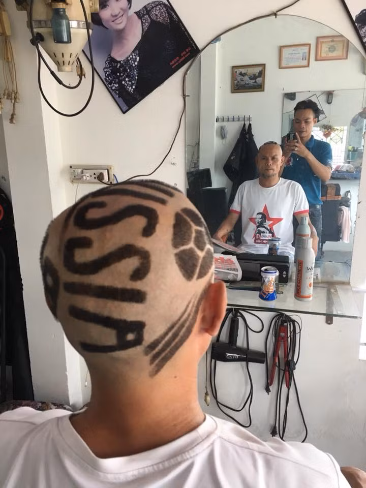 Mới đây, trên trang cá nhân của mình, anh Tiến lại hí hửng khoe sắp đi Nga ủng hộ World Cup. Vẫn là "chất điên" quen thuộc, với dòng chữ "Russia 2018" được tỉa bằng tóc trên quả đầu trọc lóc.