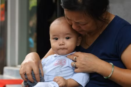 Nickname Thùy Dung chia sẻ rằng: "Ở nhiều nhà, các bà nội, bà ngoại rất thích thú chuyện trêu cháu hoặc dỗ cháu bằng cách đưa ti bà cho cháu bú. Cá nhân mình cho rằng đó là hành động kém tế nhị, dù ai cũng biết, bầu vú của bà khi xưa cũng từng nuôi lớn bố mẹ, cô bác ruột thịt của em bé."