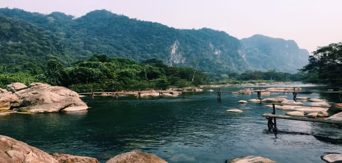 Làn nước xanh như ngọc bích, hệ sinh thái phong phú, những dãy núi đá vôi hình thù kì lạ đẹp như chốn bồng lai tiên cảnh, suối nước Moọc (Quảng Bình) là địa điểm được nhiều bạn trẻ yêu thích và được mệnh danh là "Cửu Trại Câu Việt Nam".