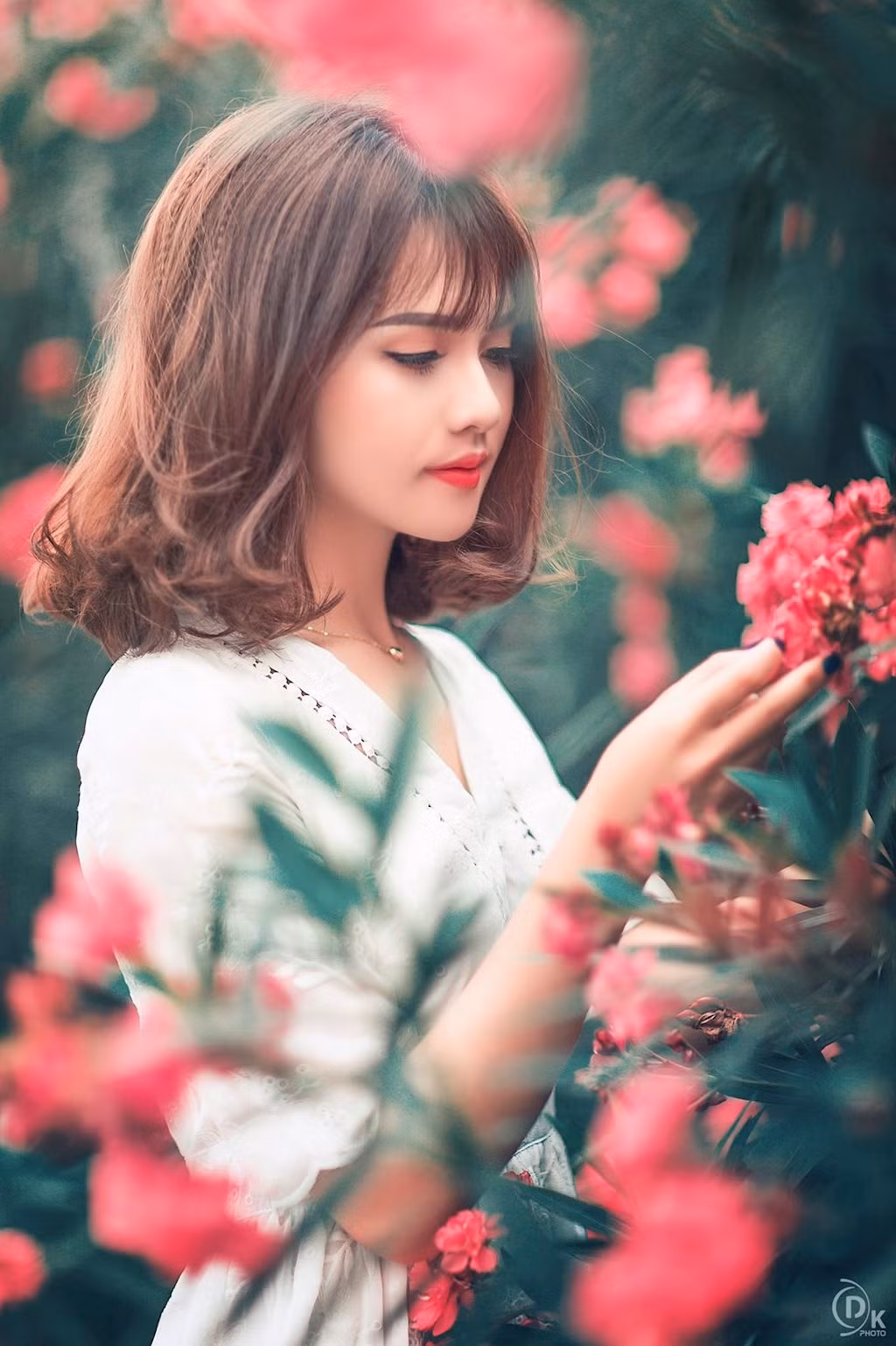 Điểm cộng cho Khánh Huyền trong mắt nhiều người đó là các số đo cơ thể chuẩn mực. "Để có thân hình cân đối như hiện tại, mình đã tự cân đối khẩu phần ăn của mình theo hướng khoa học nhất kết hợp với thể dục. Mình thấy lối sống khoa học này không chỉ giúp mình có được vẻ ngoài tươi tắn, cân đối mà quan trọng hơn là sức khỏe, tinh thần lạc quan". Khánh Huyền chia sẻ.