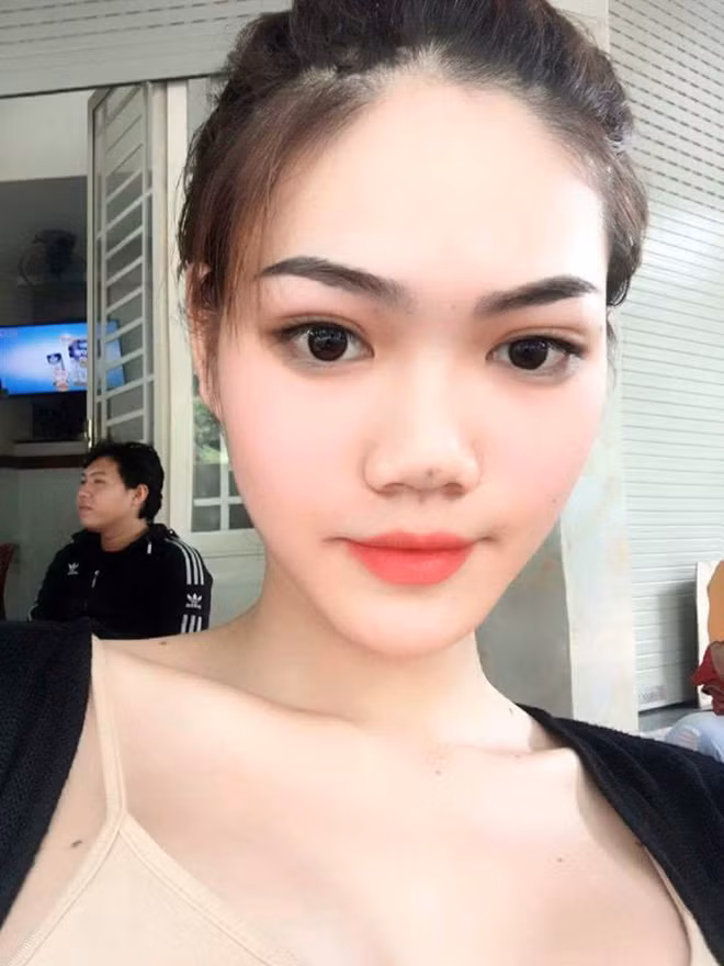Đạt nghỉ học từ lớp 7, chỉ cần nghĩ đến việc đến trường là đau đầu rồi và bắt đầu lao đi kiếm việc làm từ năm 13 tuổi. Sau 5 năm, cậu bạn này đã trải qua 10 công việc khác nhau từ bán quần áo, bưng cafe hay công nhân, tất cả chỉ phục vụ công việc chuyển giới thành con gái. Ảnh trong bài: FBNV.