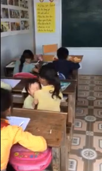 Mới đây trên MXH, bức ảnh ghi lại cảnh cô bé vùng cao vừa bế em vừa viết bài đã khiến không ít người chạnh lòng.