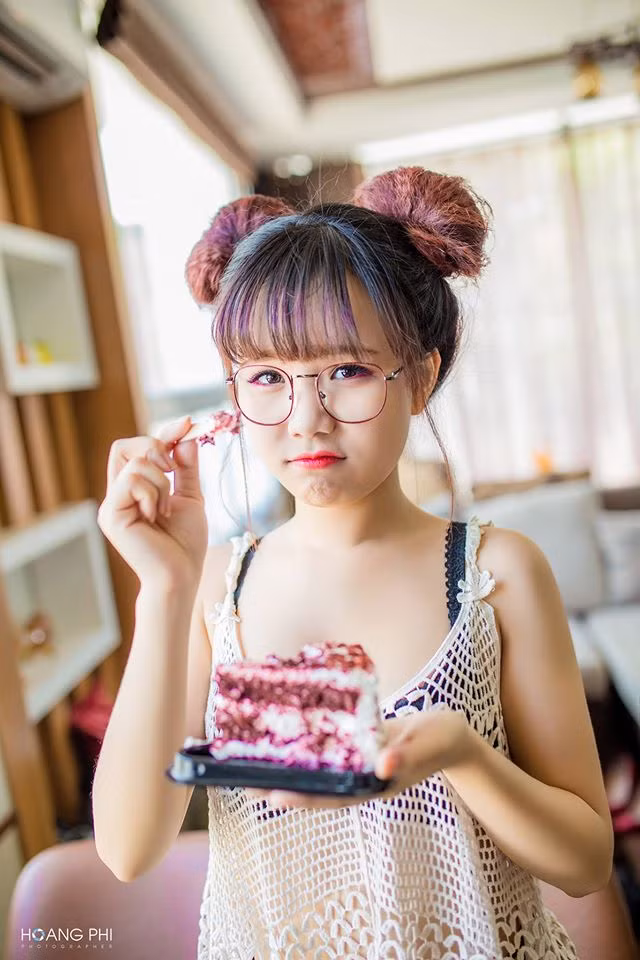 Sở hữu gương mặt tròn trĩnh, đáng yêu.. cô nàng được cộng đồng mạng ví là “thiên thần tuổi teen”.