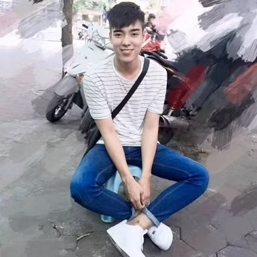 Bức ảnh được chụp trong lúc trên xe buýt đang rất đông đúc, chật chội. Dù khuôn mặt Minh Hoàng chỉ lộ rõ một góc nhưng nét bảnh trai của anh chàng cũng đủ gây chú với dân mạng. Biết bản thân bất ngờ "nổi tiếng", được truy lùng... Minh Hoàng cho biết cậu cảm thấy khá bất ngờ.