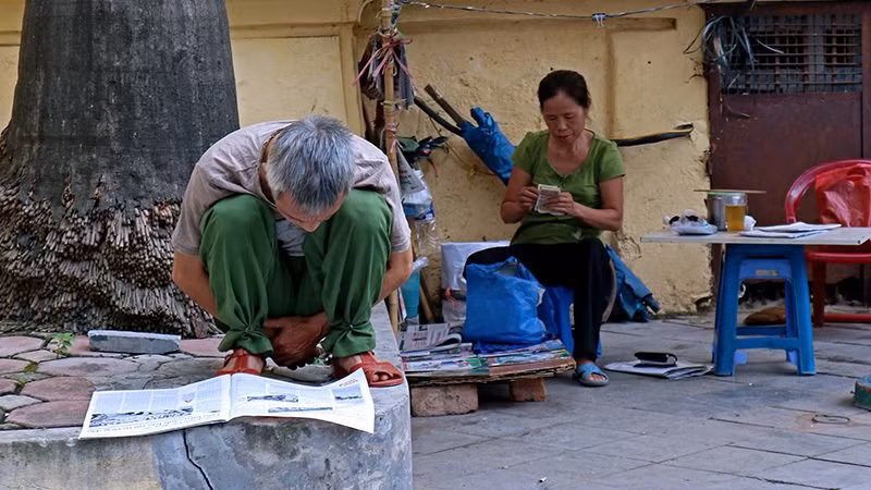 Nhiều người già ở Hà Nội vẫn giữ thói quen cập nhật tin tức từ báo in vào mỗi buổi sáng.